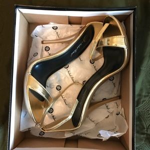 Gold stilettos Michael Antonio Luelle heel